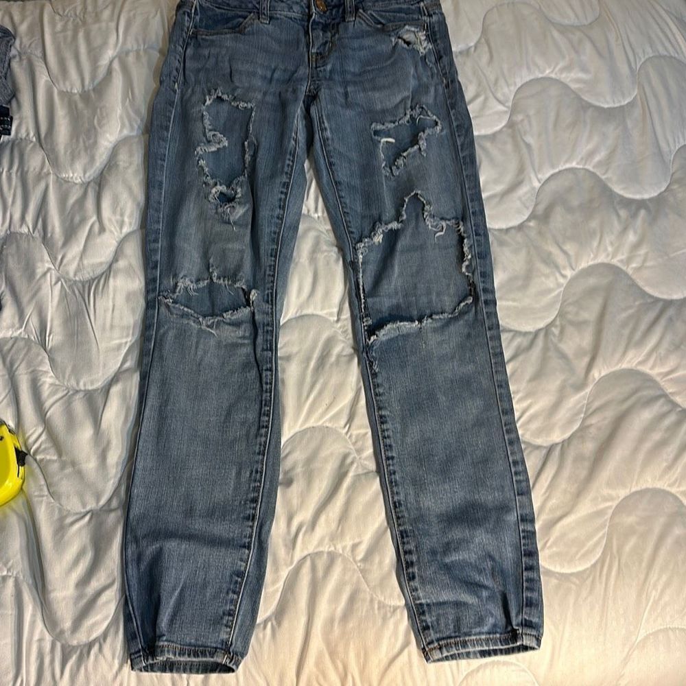 American Eagle Jeans Size 0. Weathered. Inseam: 27 inches